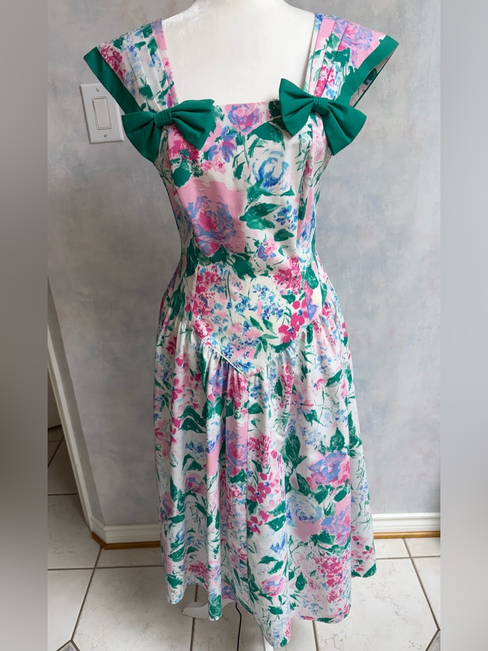 VTG Perfect Summer Dress! Feminine pinks & Greens Floral & Bows! Fitted Bodice